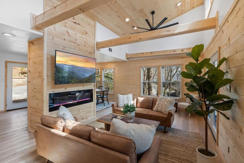 New! Modern Cabin With Two Decks, Bar & Game Room! 蓋特林堡 外观 照片