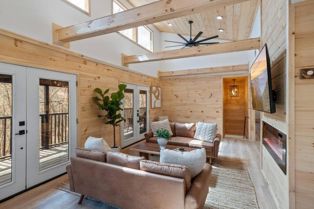 New! Modern Cabin With Two Decks, Bar & Game Room! 蓋特林堡 外观 照片