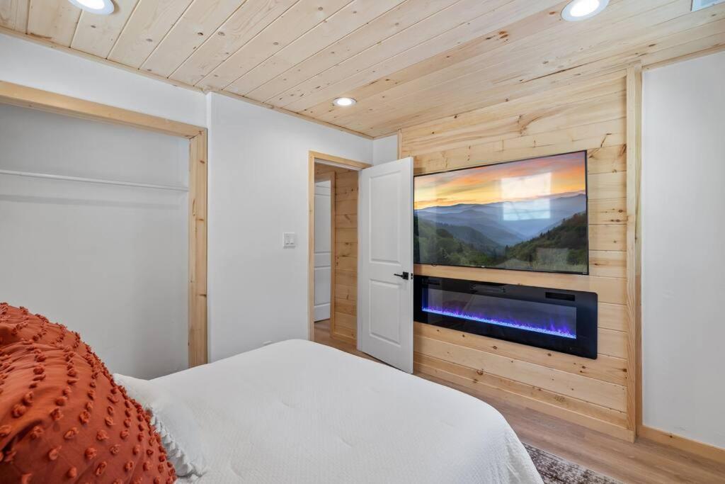 New! Modern Cabin With Two Decks, Bar & Game Room! 蓋特林堡 外观 照片