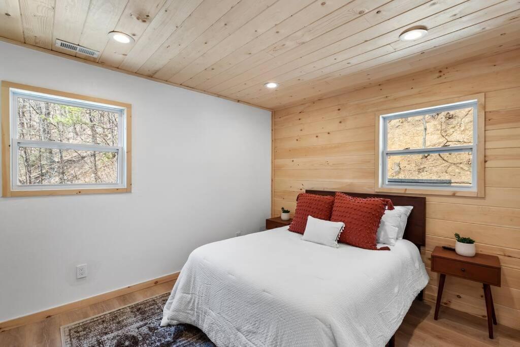 New! Modern Cabin With Two Decks, Bar & Game Room! 蓋特林堡 外观 照片