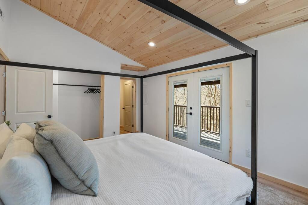 New! Modern Cabin With Two Decks, Bar & Game Room! 蓋特林堡 外观 照片