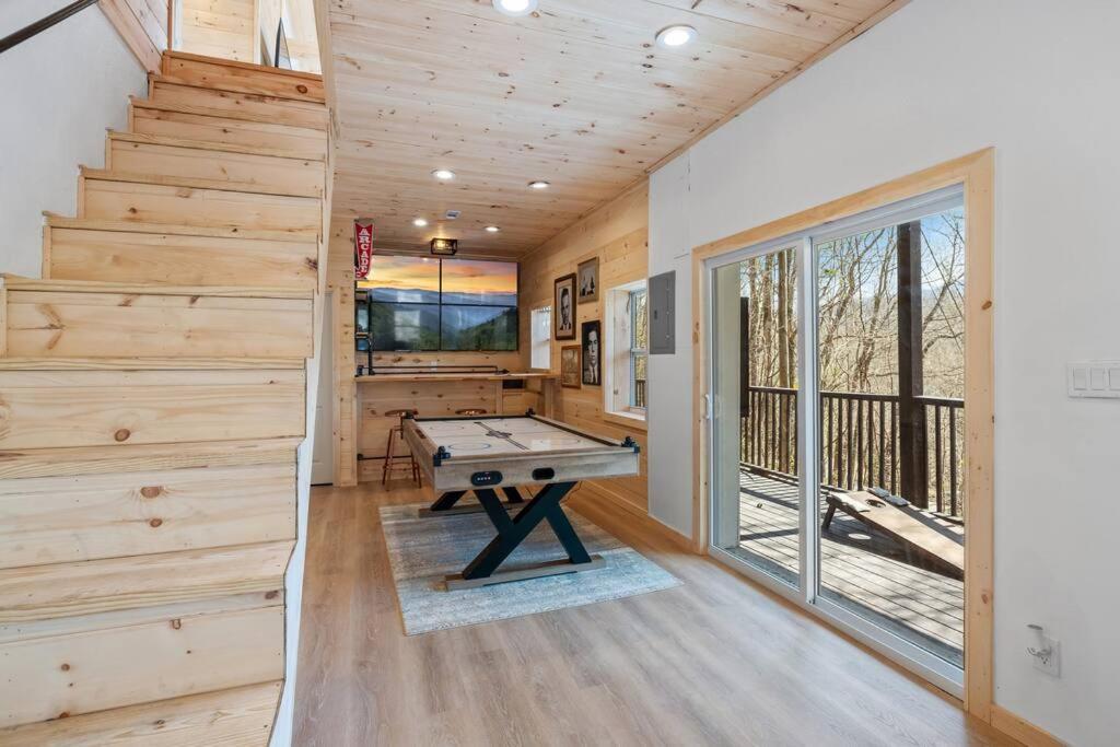New! Modern Cabin With Two Decks, Bar & Game Room! 蓋特林堡 外观 照片