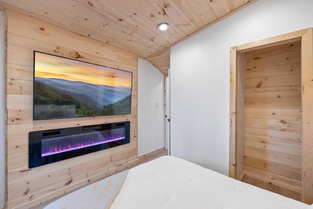 New! Modern Cabin With Two Decks, Bar & Game Room! 蓋特林堡 外观 照片