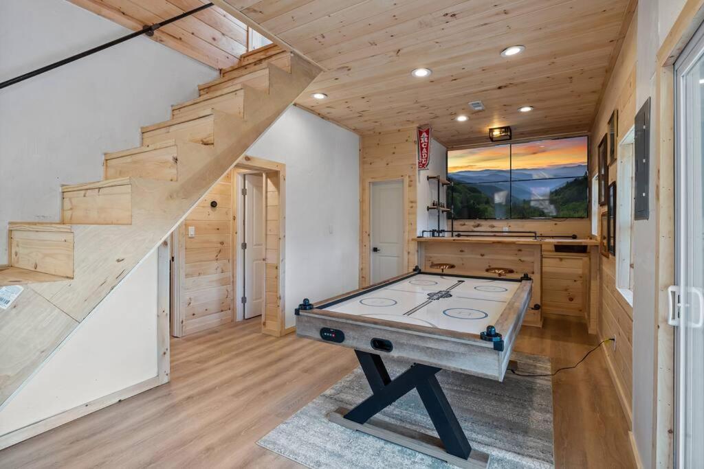 New! Modern Cabin With Two Decks, Bar & Game Room! 蓋特林堡 外观 照片