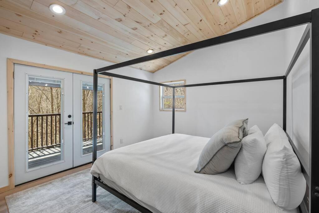 New! Modern Cabin With Two Decks, Bar & Game Room! 蓋特林堡 外观 照片