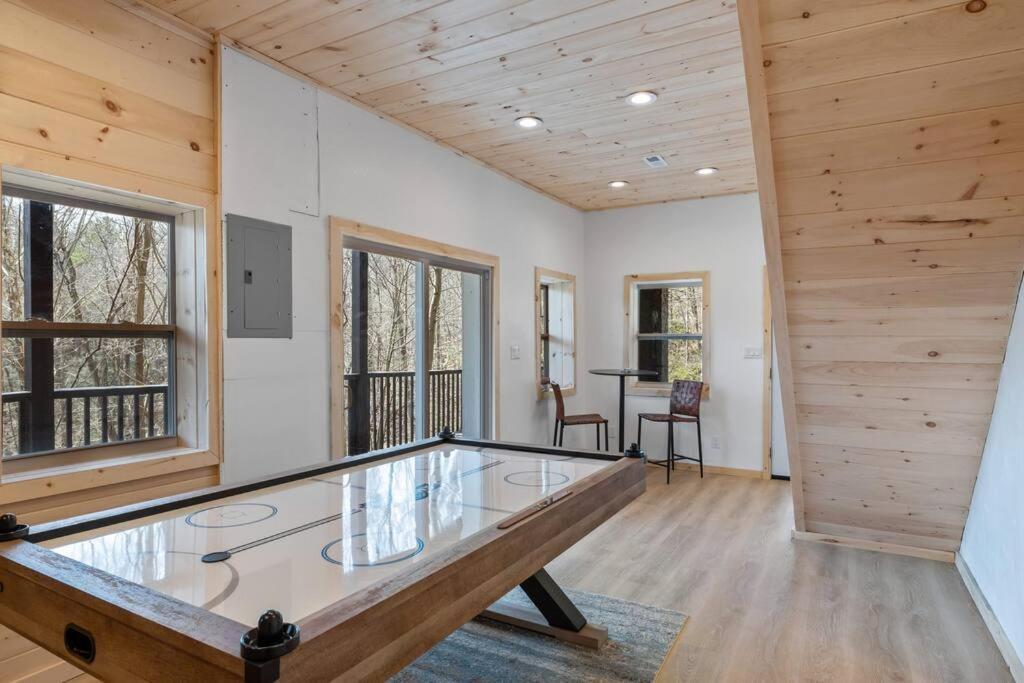 New! Modern Cabin With Two Decks, Bar & Game Room! 蓋特林堡 外观 照片